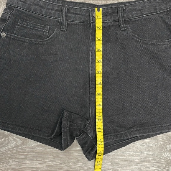 NWT PrettyLittleThing Black Wash Denim Jean Mom Shorts High Rise 4 - Picture 9 of 14